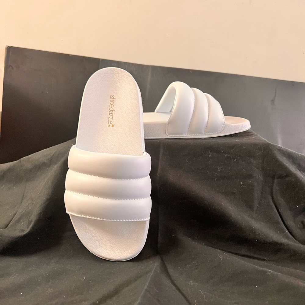 Brand new white puffer sandals never worn size 8 1/2 in size 9